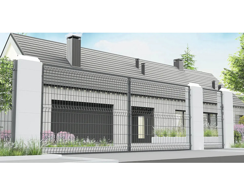 Moderní dům s kovovým plotem a bílými pilíři