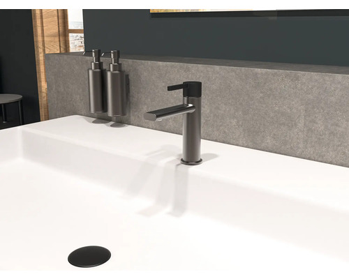 Umyvadlo s baterií a dávkovačem mýdla v koupelně