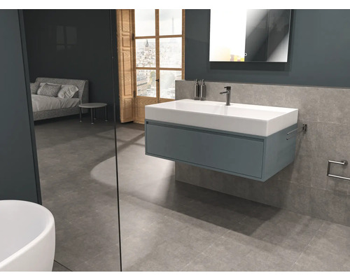 Moderní koupelna s umyvadlovou skříňkou, zrcadlem a oknem