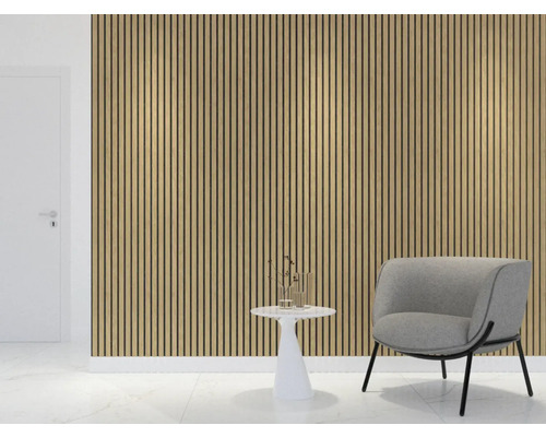 Pohled do místnosti s nástěnnými panely, křeslem a stolem