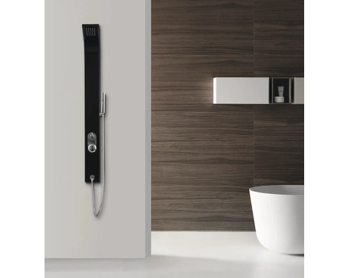 Koupelna s sprchovým panelem, vanou a nástěnnou policí