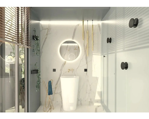 Koupelna s volně stojícím umyvadlem, zrcadlem s osvětlením a držáky na ručníky