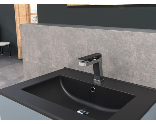 Černé umyvadlo s baterií v koupelně