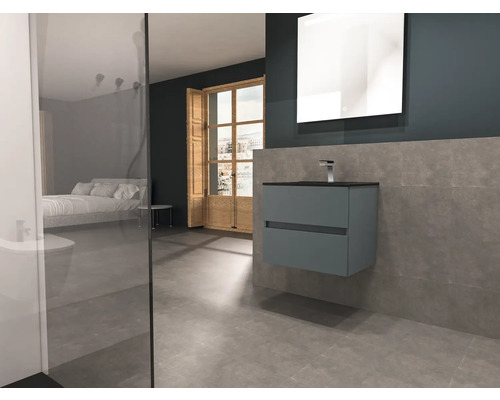 Moderní koupelna s umyvadlovou skříňkou, zrcadlem a otevřeným prostorem na spaní