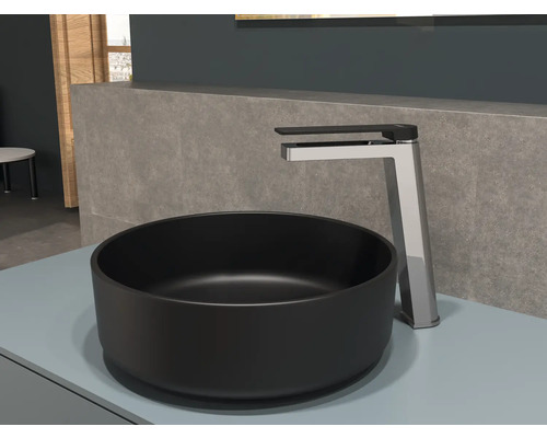 Černé umyvadlo na desku s chromovanou baterií v koupelně