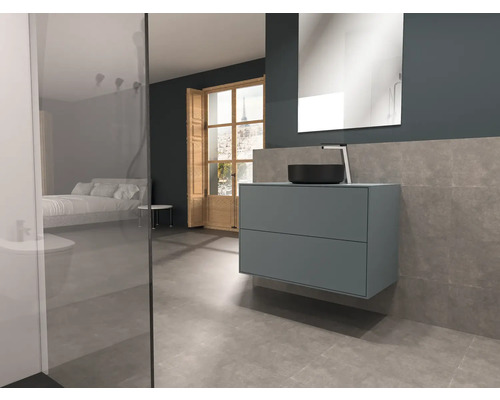 Moderní koupelna s umyvadlem, zrcadlem a sprchovým koutem