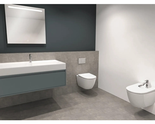 Moderní koupelna s umyvadlem, osvětleným zrcadlem, závěsným WC a bidetem.