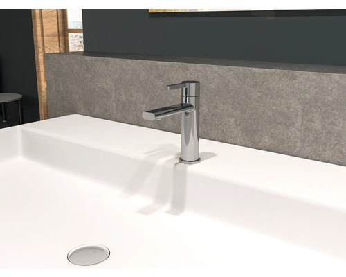 Na umyvadle je armatura.