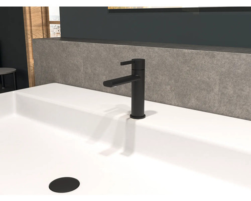 Černá umyvadlová baterie na bílém umyvadle