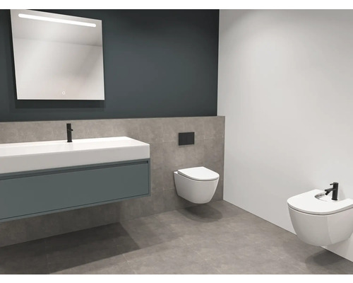 Moderní koupelna s umyvadlem, osvětleným zrcadlem, závěsným WC a bidetem.