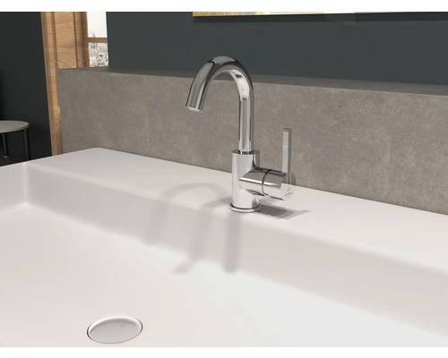 Na umyvadle je lesklá vodovodní baterie.