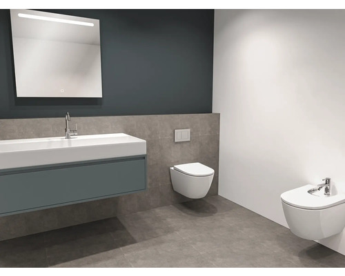 Moderní koupelna s umyvadlem, zrcadlem, toaletou a bidetem