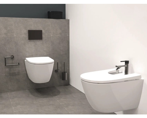 Koupelna se závěsným WC a bidetem, toaletním kartáčem a držákem papíru