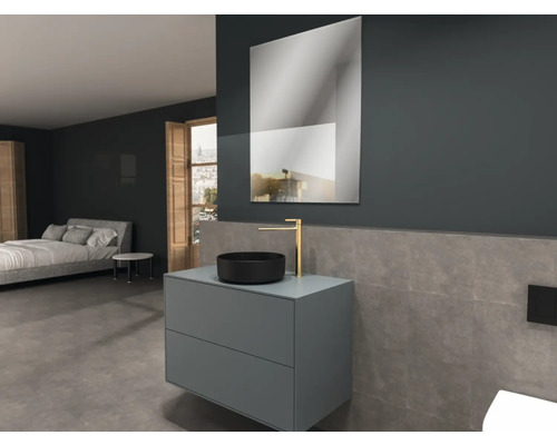 Moderní koupelna s umyvadlem, umyvadlovou mísou, zrcadlem a baterií