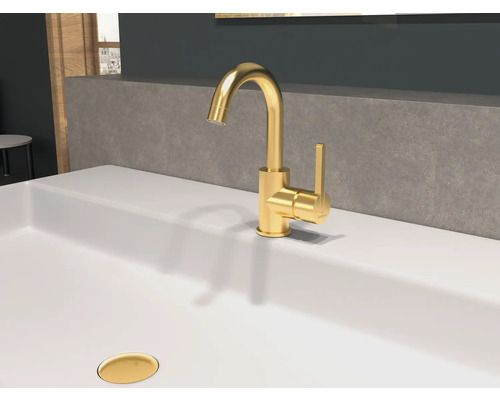 Umyvadlová baterie z kovu v koupelně