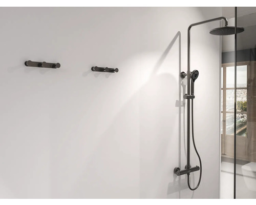 Pohled na koupelnu s sprchovou armaturou a dvěma držáky na ručníky