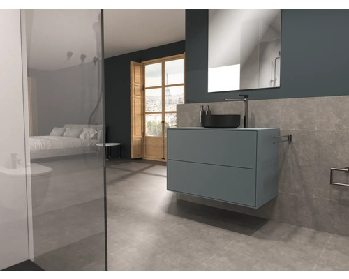 Moderní koupelna s umyvadlovou skříňkou, zrcadlem a přilehlou ložnicí