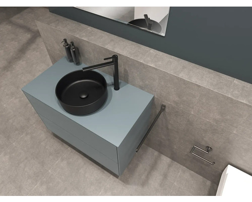 Koupelna s umyvadlem na desku, skříňkou pod umyvadlo, vodovodní baterií, dávkovačem mýdla, držákem na ručníky a držákem toaletního papíru