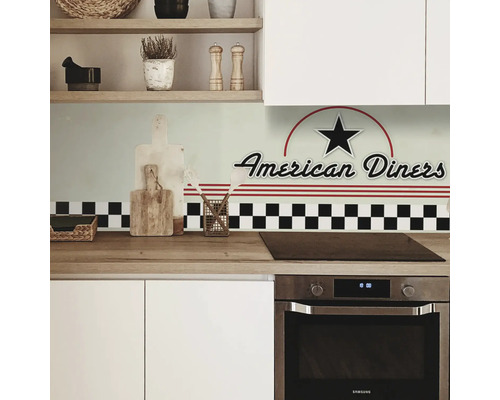 Kuchyňská scéna s motivem American Diners, šachovnicovým vzorem a kuchyňským náčiním