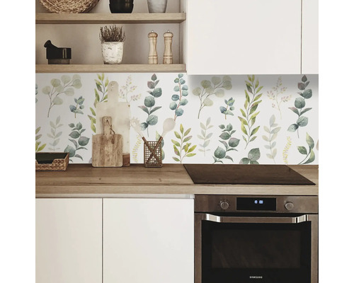 Kuchyňská scéna s ochranou proti stříkající vodě s rostlinným motivem