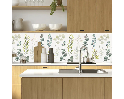 Kuchyňská scéna s kuchyňskou zástěnou se vzorem rostlin