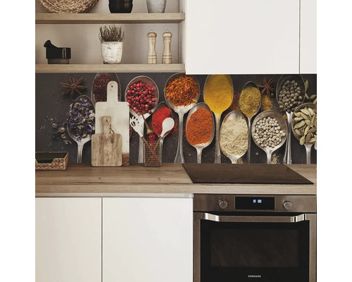 Kuchyňská scéna s kuchyňskou zástěnou s motivem koření