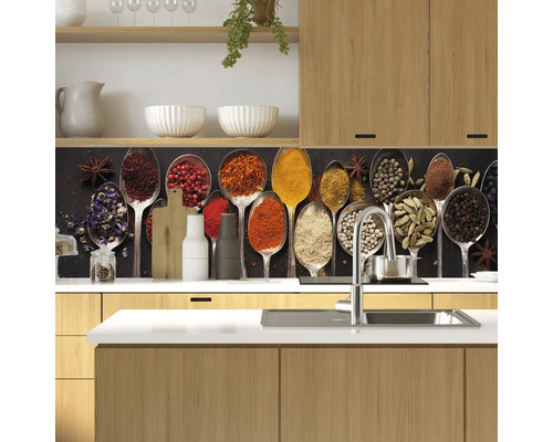 Kuchyňská scéna s kořením v lžících jako dekorace na zeď