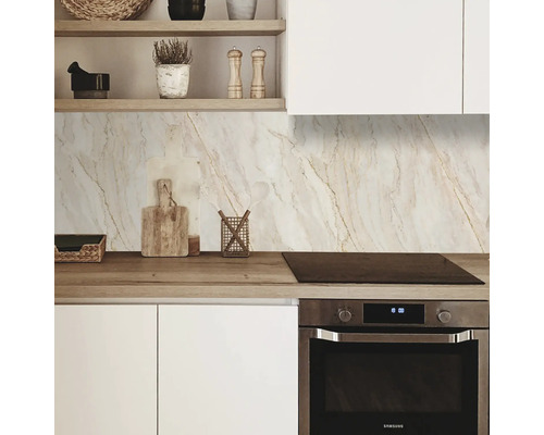 Kuchyňská scéna s mramorovými stěnovými panely, bílými skříňkami a dřevěnou pracovní deskou