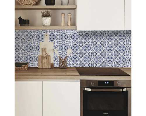 Kuchyňská zástěna s modrobílým vzorem dlaždic nad pracovní deskou
