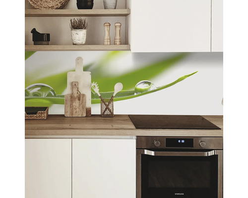 Kuchyňská zástěna s trávou a kapkami vody v moderní kuchyni.