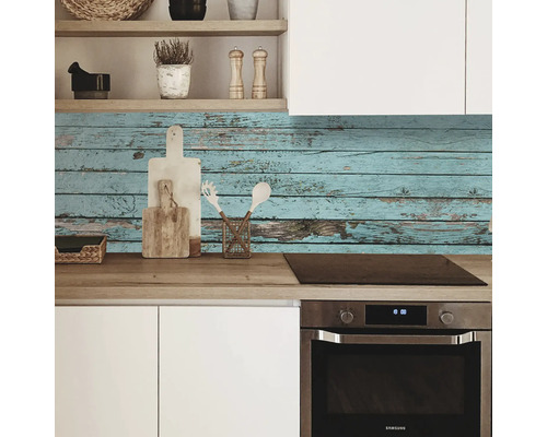 Světlá kuchyně s dřevěnou pracovní deskou a dekorací před kuchyňskou zástěnou s dřevěným vzhledem