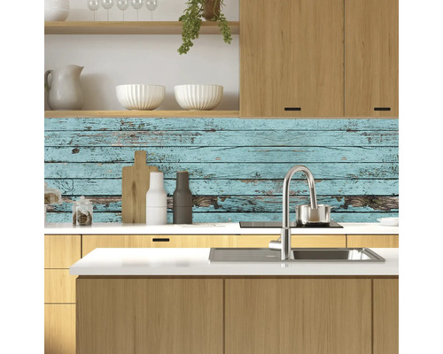 Kuchyňská scéna s dřezem, baterií a zástěnou do kuchyně s dřevěným designem