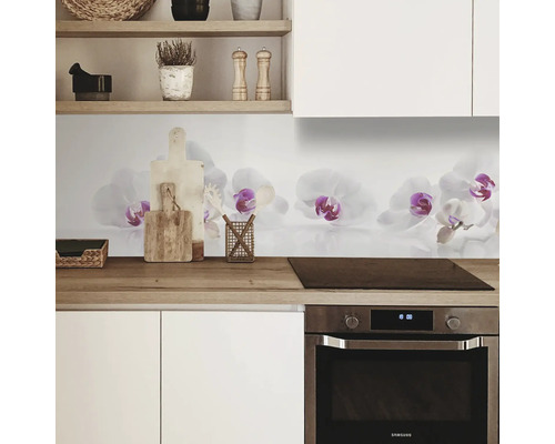 Kuchyňská zástěna s motivem orchidejí v moderní kuchyni