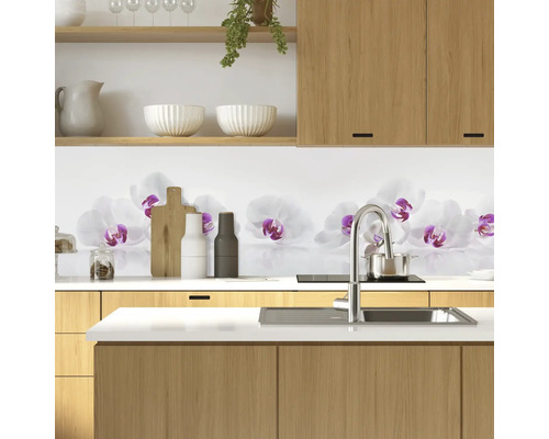 Kuchyňská scéna s dřevěnými skříňkami a kuchyňskou deskou s motivem orchideje