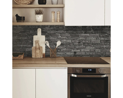 Kuchyňská scéna s obkladem stěn z cihel, pracovní deskou a kuchyňskými spotřebiči