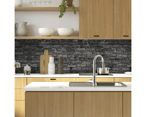 Kuchyňská scéna s umyvadlem, baterií a pracovní deskou před vzorovanou stěnou