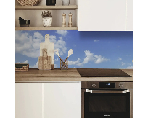 Kuchyňská zástěna s motivem oblohy v moderní kuchyni