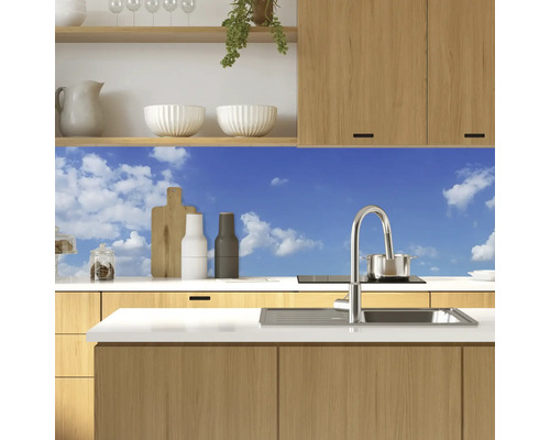 Kuchyňská zástěna s motivem oblohy v moderní kuchyni