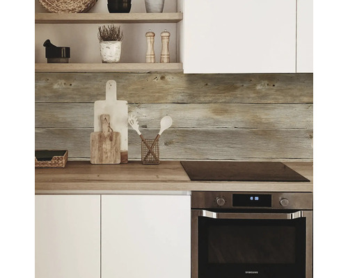 Kuchyňská scéna s dřevěnými obkladovými panely, bílými skříněmi a policemi