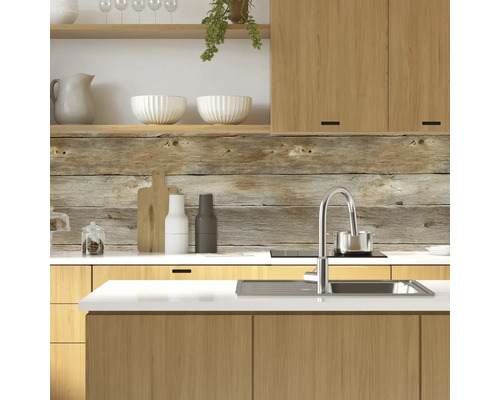 Kuchyňská scéna s dřevěnou skříňkou, umyvadlem a dřevěnými stěnovými panely