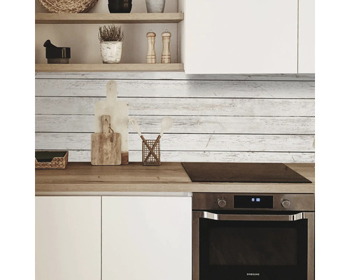 Kuchyňská scéna s dřevěnou pracovní deskou, bílými skříňkami a sporákem