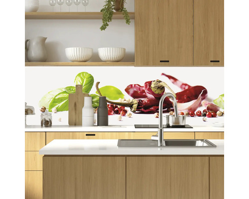 Kuchyňská zástěna s motivem chilli v moderní kuchyni.