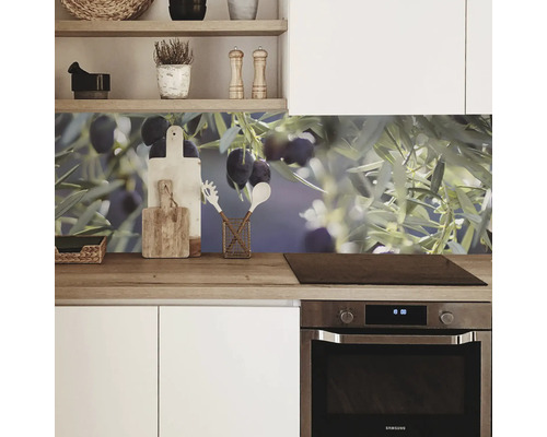 Kuchyňská zástěna s motivem oliv v moderní kuchyni