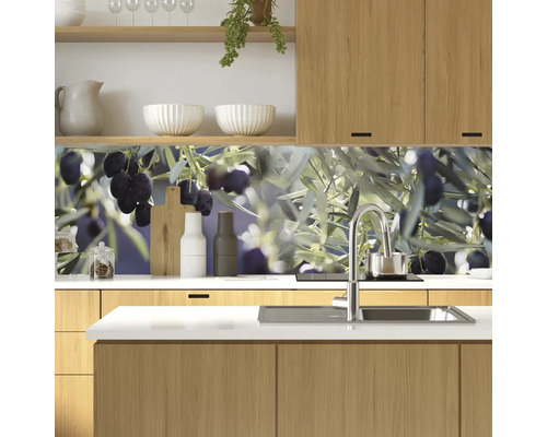 Kuchyňská zástěna s motivem oliv v moderní kuchyni