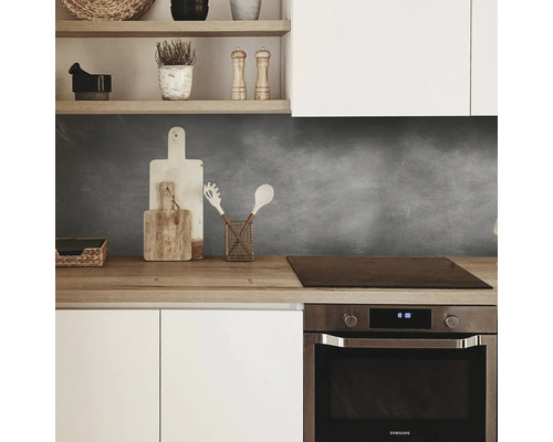 Kuchyňská scéna s pracovní deskou, kuchyňským náčiním a spotřebiči