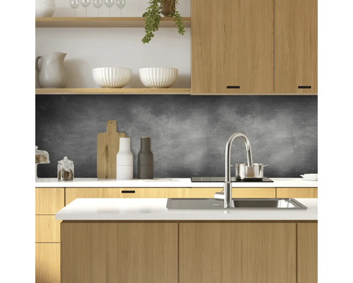 Světlá kuchyně s dřevěnými skříňkami, dřezem, vodovodní baterií a dekorativními prvky