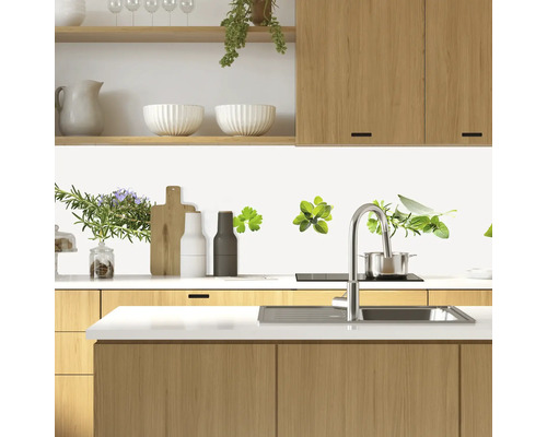 Kuchyňská scéna s motivy bylinek na zdi