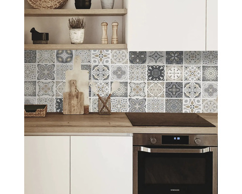 Kuchyňská scéna s obkladem ve vintage designu nad pracovní deskou