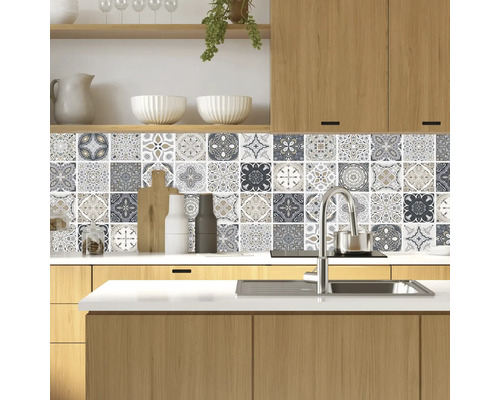 Kuchyňská scéna s vzorovanými obkladačkami jako zástěnou