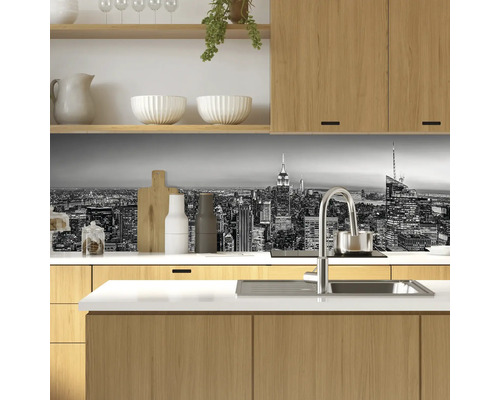 Kuchyňská zástěna s černobílým motivem panoramatu New Yorku.